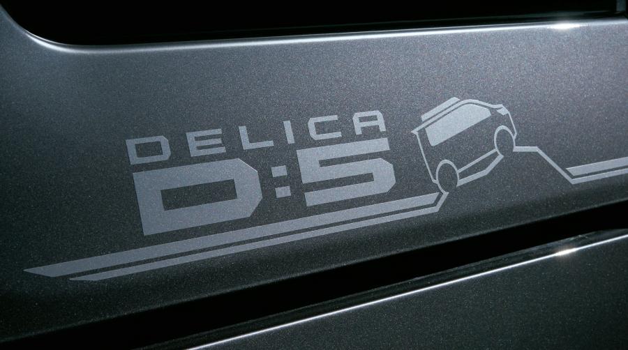 Логотип Mitsubishi Delica D:5 Active Gear Complete Package 2017 года  (фото 4 из 12)
